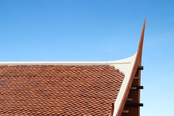 木制泰式风格的屋顶纹理与天空 — 图库照片