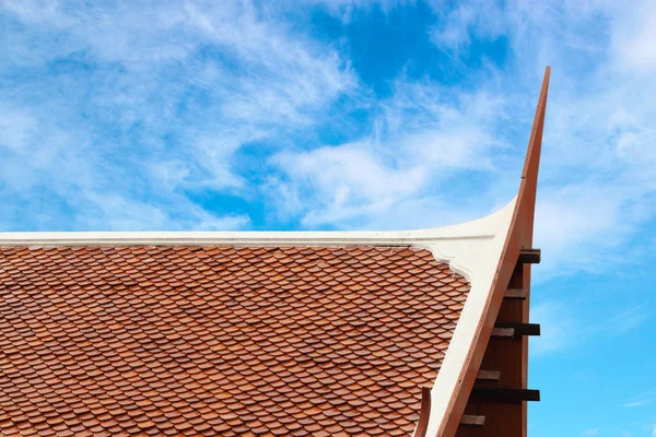木制泰式风格的屋顶纹理与天空 — 图库照片