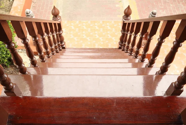 Klasyczne drewniane schody — Zdjęcie stockowe