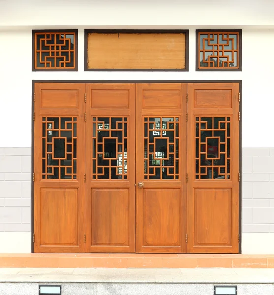 従来のパターン付き木製ドア — ストック写真