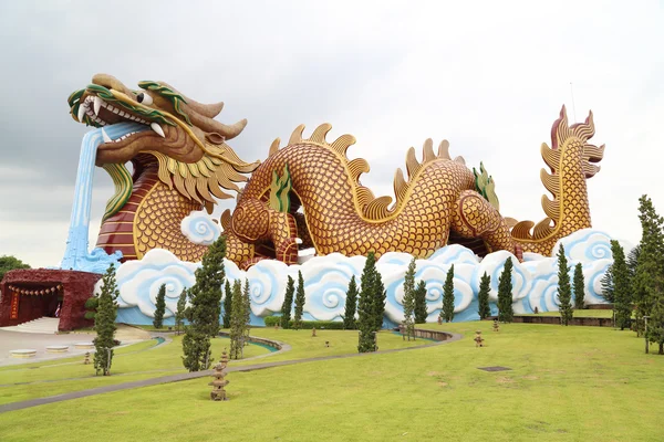 Большой золотой дракон — стоковое фото