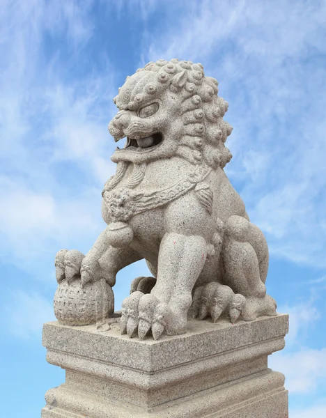 Chinesische kaiserliche Löwenstatue — Stockfoto