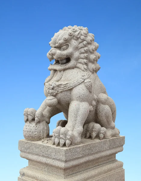 Chinesische kaiserliche Löwenstatue — Stockfoto