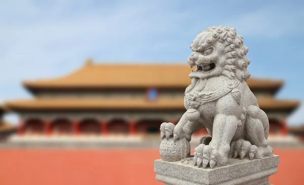 Chinesische kaiserliche Löwenstatue mit Palast verbotene Stadt (beijin — Stockfoto