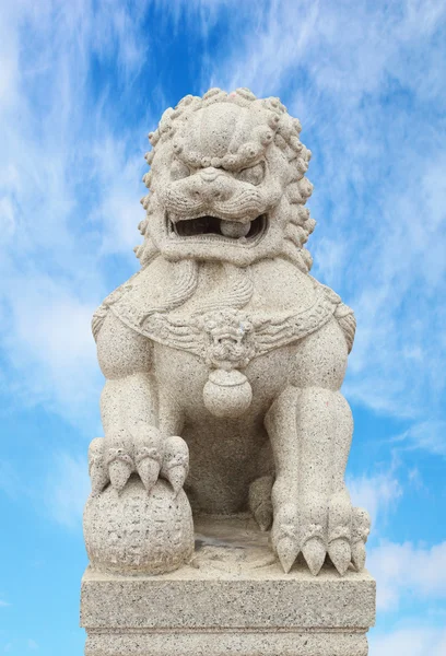 Chinese Imperial Lion Statue with sky — Stock Photo, Image