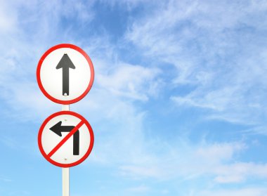 devam yolu, ileriye doğru işaret edin ve sol işaret teslim etme