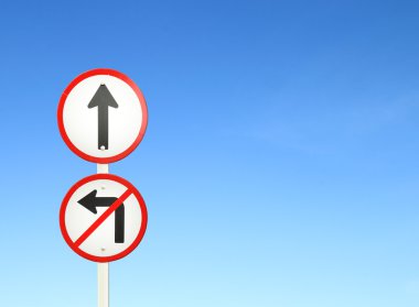 devam yolu, ileriye doğru işaret edin ve sol işaret teslim etme