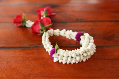 Yasemin çiçek çelenk