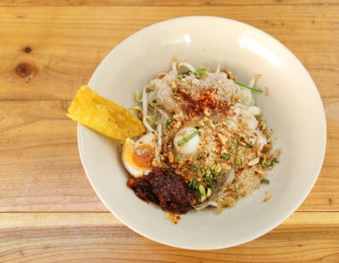 domuz eti ile kuru erişte