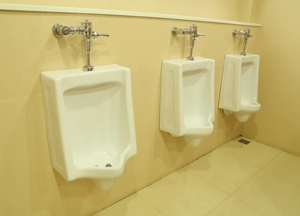 Urinoir blanc dans les toilettes — Photo