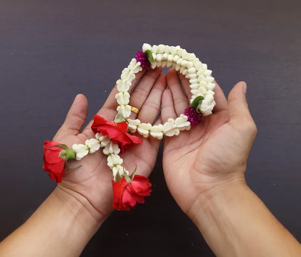 Гирлянда жасминового цветка под рукой — стоковое фото