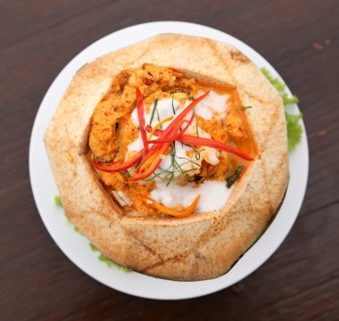 Haşlanmış balık ve deniz ürünleri ile Hindistan cevizi hamur köri