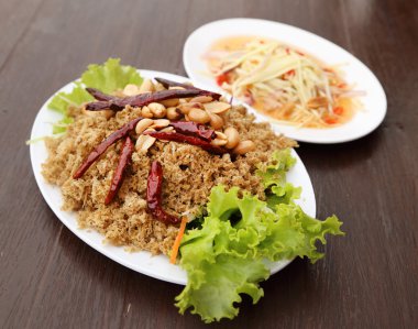 Yeşil mangolu çıtır yayın balığı salatası.