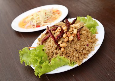 Yeşil mangolu çıtır yayın balığı salatası.