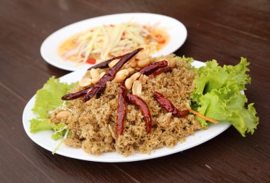 Yeşil mangolu çıtır yayın balığı salatası.