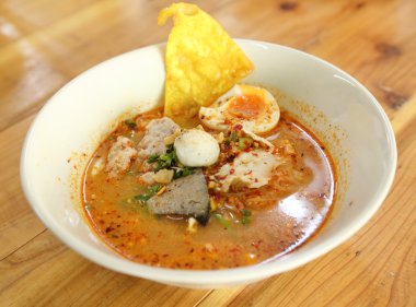 domuz noodle ile baharatlı Limon otu çorbası