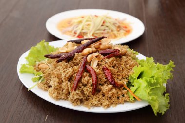 Yeşil mangolu çıtır yayın balığı salatası.