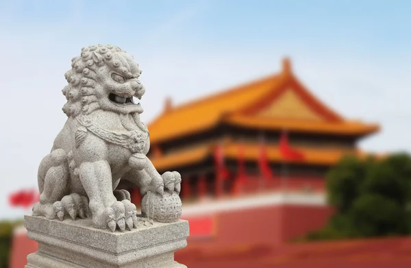 Chinese Imperial Lion Statue with Palace Forbidden city (Beijin — Stock Photo, Image