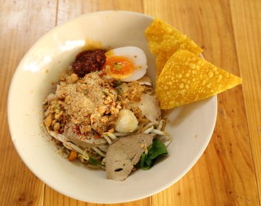 domuz eti ile kuru erişte