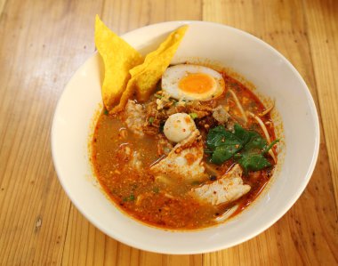 domuz noodle ile baharatlı Limon otu çorbası