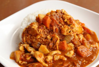 baharatlı tavuk köri ve pilav