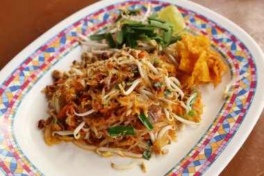 pad Thai (kızartılmış ince erişte soya sos ile)