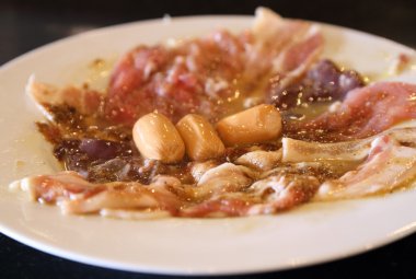 Sosisli sandviç ve taze et ayarla