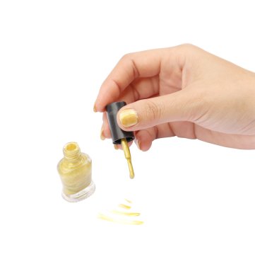 Beyaz altın oje şişesi ile el