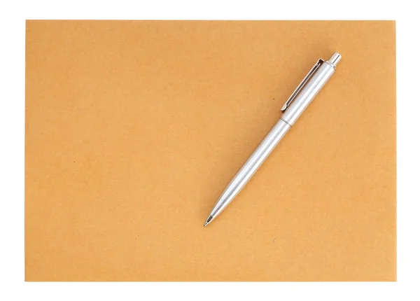Ручка на конверте на белом фоне — стоковое фото
