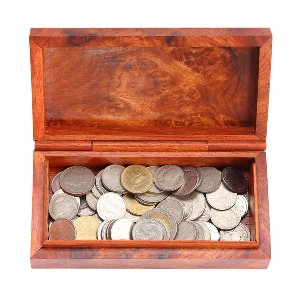Открытая деревянная копилка с монетами на белом фоне — стоковое фото