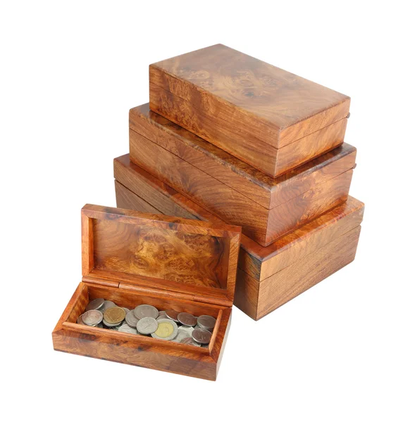 Открытая деревянная копилка с монетами — стоковое фото