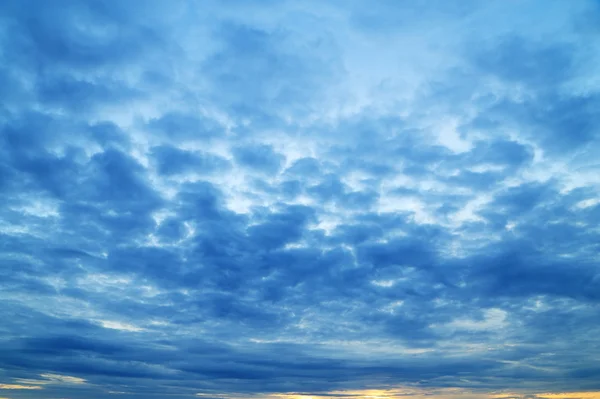 Blå mulen himmel — Stockfoto