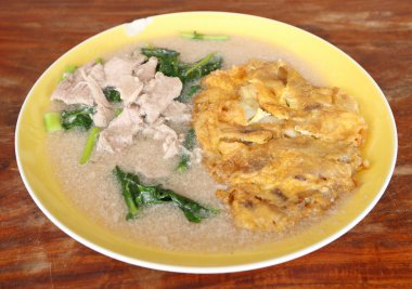 Kızarmış noodle ile omlet, domuz eti ve lahana