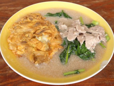 Kızarmış noodle ile omlet, domuz eti ve lahana