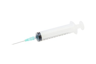 Beyaz arkaplanda boş şırınga izole edildi