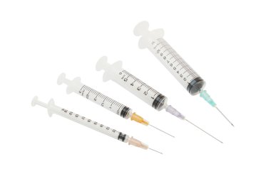 Beyaz arkaplanda boş şırınga izole edildi