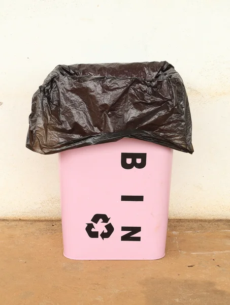 Lata de lixo com um saco de plástico — Fotografia de Stock