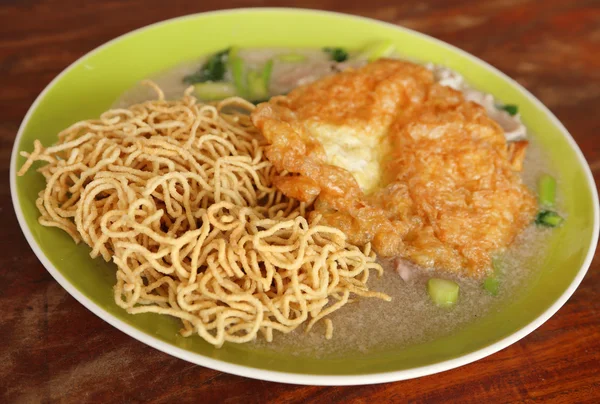 Τραγανό τηγανισμένα noodles με ομελέτα — Φωτογραφία Αρχείου
