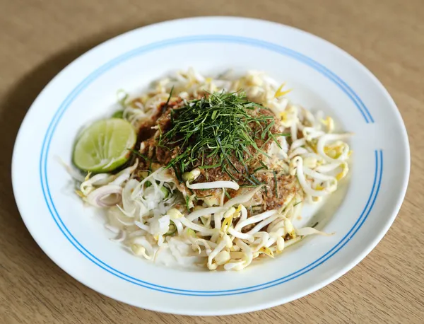 Ñame khao, ensalada de arroz, cocina tailandesa —  Fotos de Stock