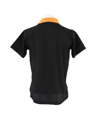 beyaz zemin üzerine mankenin erkek gömlek şablonu