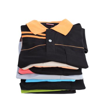 Beyaz arka plan üzerinde elbise yığını