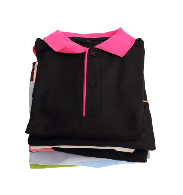 Beyaz arka plan üzerinde elbise yığını