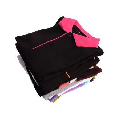 Beyaz arka plan üzerinde elbise yığını