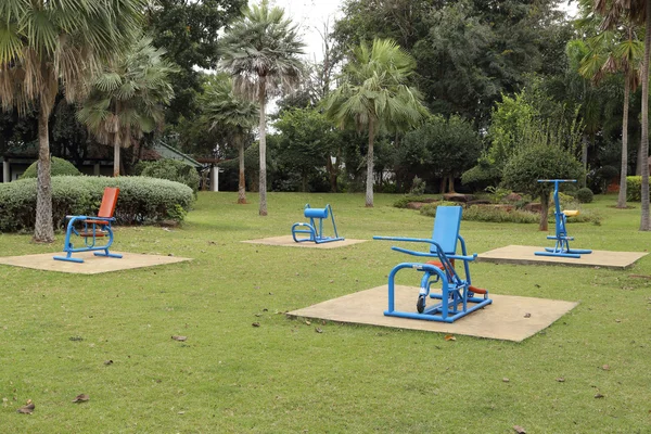 Attrezzature per gli esercizi nel parco pubblico — Foto Stock