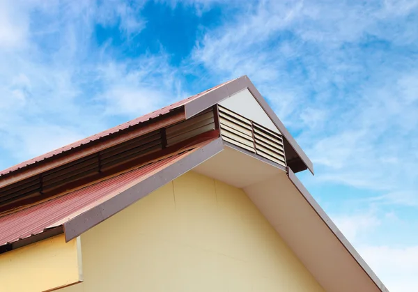 Gable dak tegen blauwe hemel — Stockfoto