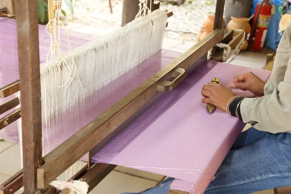 Telar tailandés tradicional en el trabajo —  Fotos de Stock