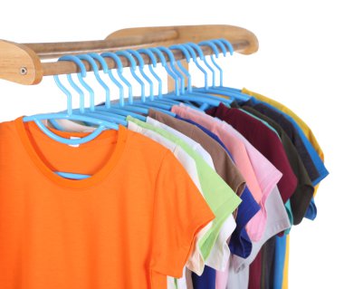 Askı asılı t-shirt