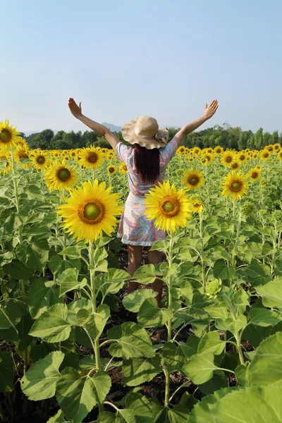 Women in field of sunflowers — Stock Photo, Image
