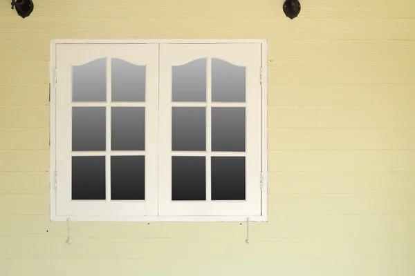 Trä fönster på trävägg — Stockfoto