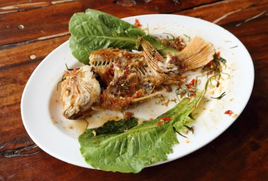 tatlı, sauer ve acılı sos ile tepesinde kızarmış yakut balık yenir